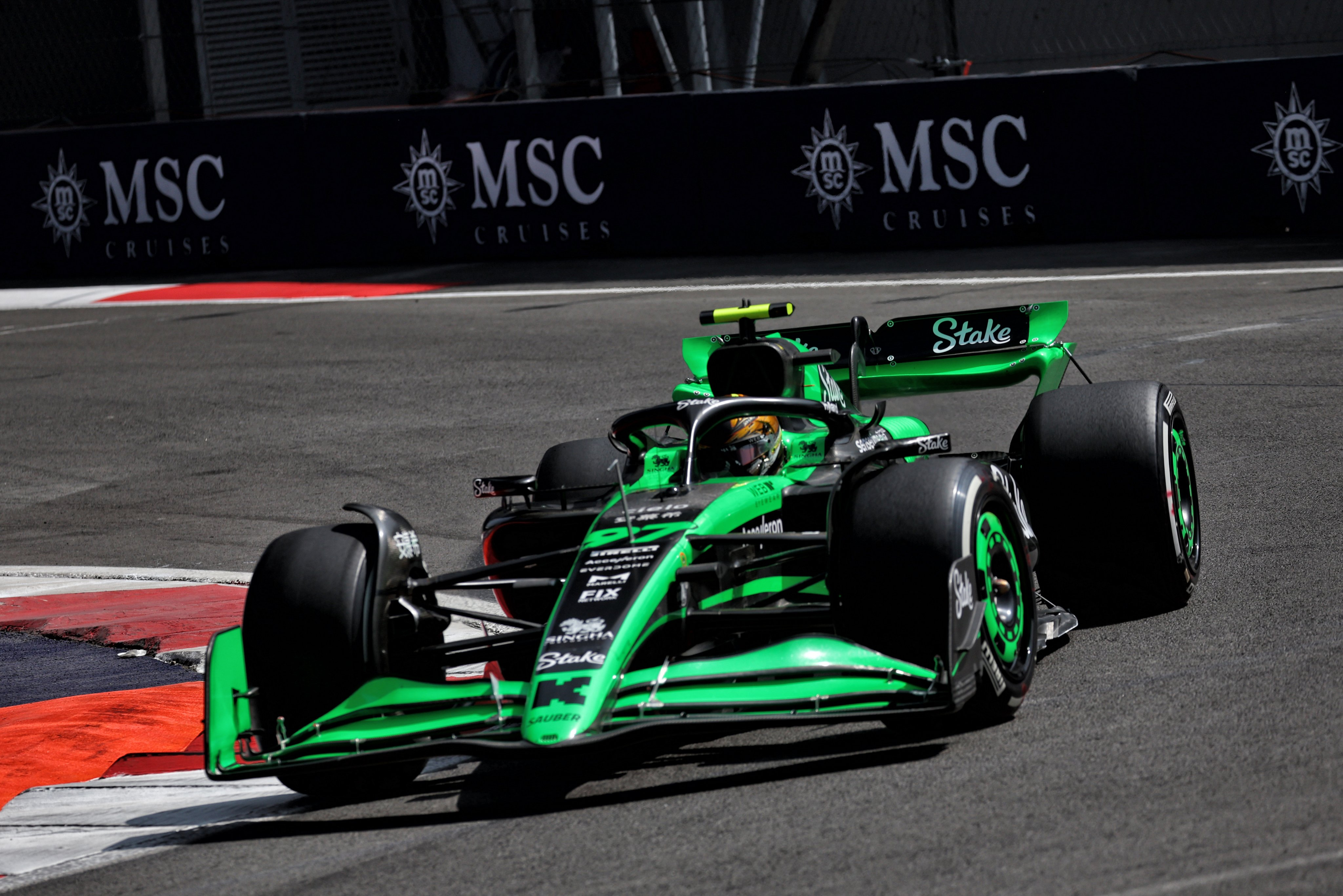 F1车队技术犯规送分，费德勒主帅怒摔战术板！