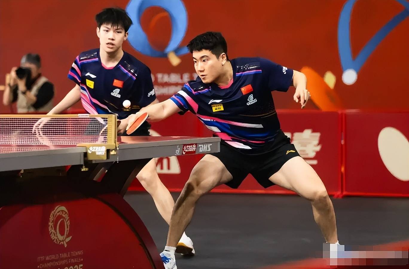 国乒关键时刻救险，羽毛球队力保胜局拿下系列赛